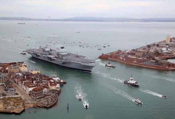 Βουλιάζει το «HMS Queen Elizabeth» – Το «καμάρι» του Βρετανικού Ναυτικού «μπάζει» 200 λίτρα θάλασσα την ώρα